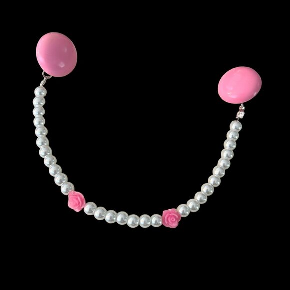 Upcycled sweater clasp/collar clip made with vintage pink clip on earrings - Picture 3 of 8